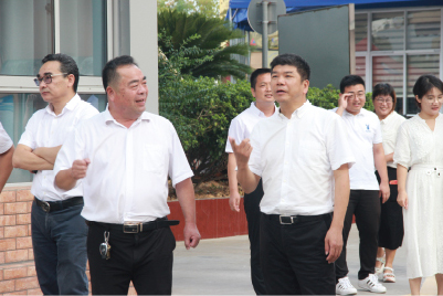 臺(tái)州市教育工委書記、局長(zhǎng)黃人川來(lái)學(xué)校視察
